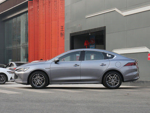 Ulusal VI BYD QIN PLUS 2021 EV DM-I 55KM 1.5L 81kW 4 Kapılı 5 Koltuklu Sedan