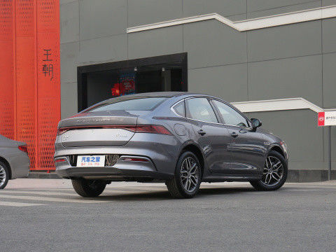 Ulusal VI BYD QIN PLUS 2021 EV DM-I 55KM 1.5L 81kW 4 Kapılı 5 Koltuklu Sedan