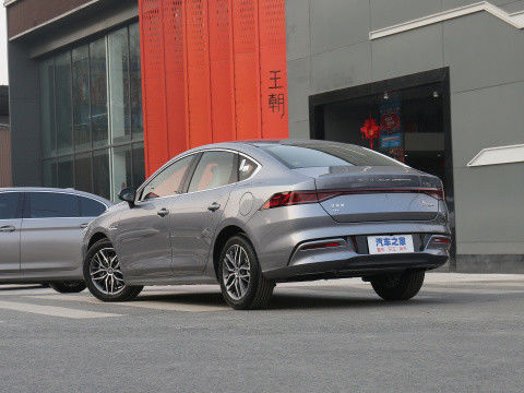 Ulusal VI BYD QIN PLUS 2021 EV DM-I 55KM 1.5L 81kW 4 Kapılı 5 Koltuklu Sedan