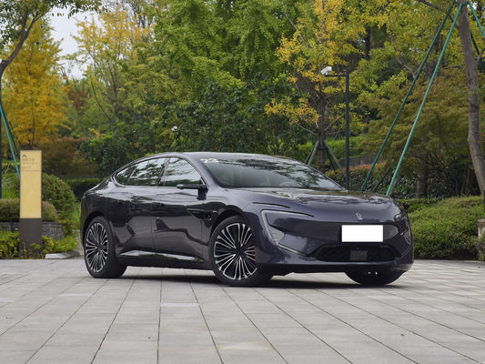 2025 AVATR 12, Çin'de üretilen yüksek kaliteli bir elektrikli sedan.