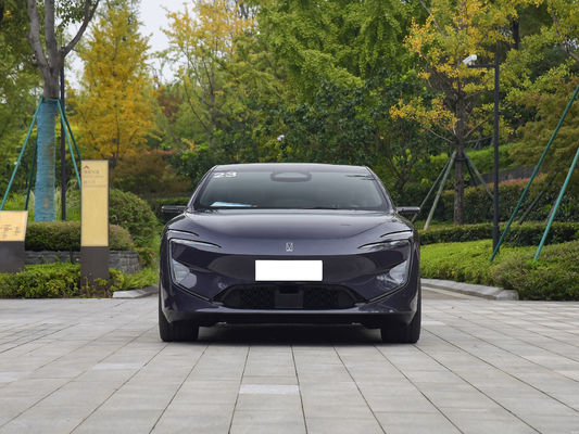 2025 AVATR 12, Çin'de üretilen yüksek kaliteli bir elektrikli sedan.