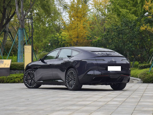2025 AVATR 12, Çin'de üretilen yüksek kaliteli bir elektrikli sedan.