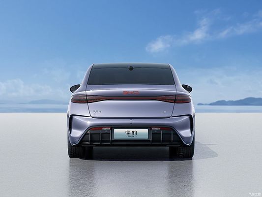 BYD 2025 Seal, 650 km'ye kadar menzile sahip saf bir elektrikli sedan, yeni akıllı sürüş sistemi ve paraya karşı en iyi orta boy elektrikli sedan.