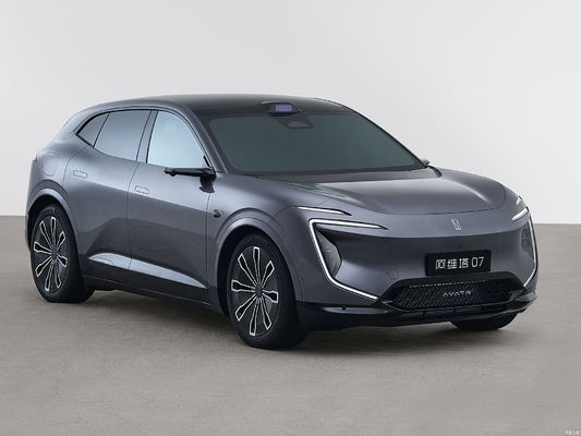 Changan Avatr 07, CATL, Huawei ve Chang'an Automobile tarafından ortaklaşa oluşturulan yeni bir üst seviye markasıdır. Hem hibrit hem de tamamen elektrikli sürümler sunar.En uygun maliyetli akıllı sürücü haline getiriyor.
